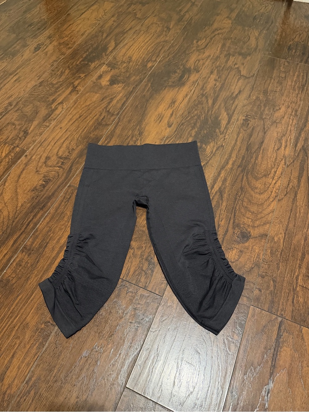 Lululemon women’s grey in the flow crop leggings size 8